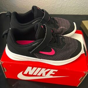 Toddler/kids Black and pink Nikes